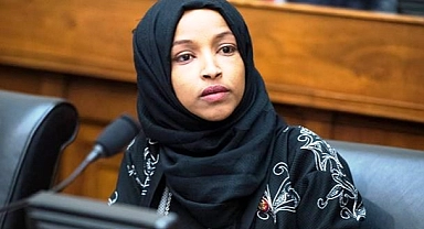 ABD'de Müslüman Vekil Ilhan Omar Komiteden İhraç Edildi