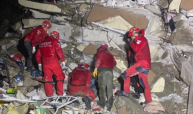 AKUT şu ana kadar 64 kişiyi enkazdan çıkardı