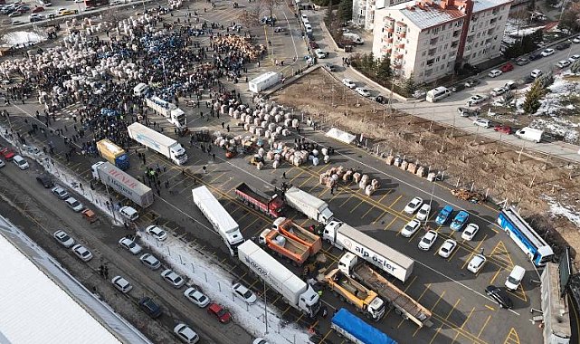 Ankaralılardan deprem bölgesine 500 tır yardım