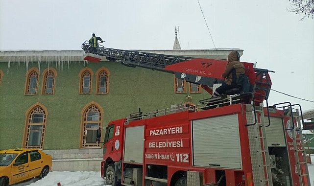 Bilecik Pazaryeri İtfaiyesi'nden buz mesaisi