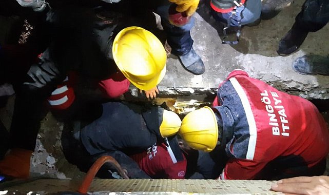 Bingöl ekipleri, Diyarbakır'da 8 kişiyi enkaz kurtardı