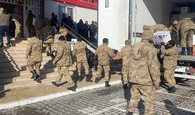 Bingöl Jandarması deprem bölgesinde yaraları sarıyor