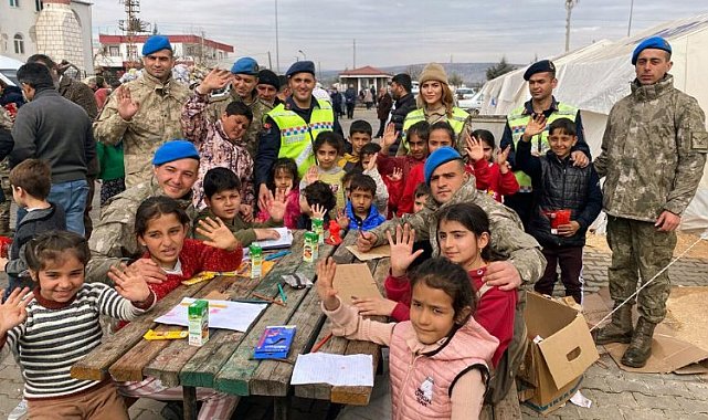 Bingöl'de depremzede çocuklara Jandarma morali