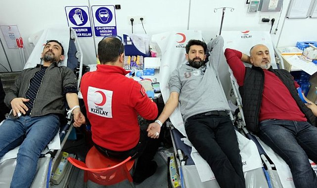 Bingöl'de gazetecilerden Kızılay'a kan bağışı