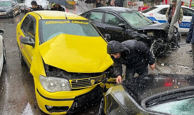 Bingöl'de ticari taksi ile otomobilin çarpıştı: 3 yaralı