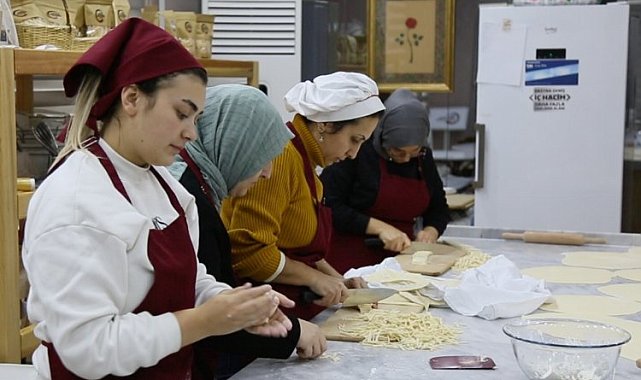 Bursa Gürsulu kadınlar çölyak hastası depremzedeler için üretiyor