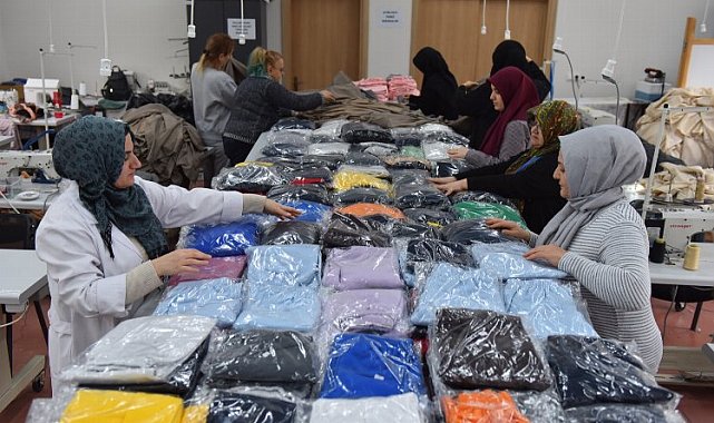 Bursa Yıldırım'da depremzedelere kışlık kıyafet üretiliyor