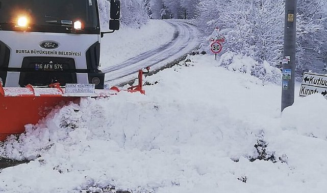 Bursa'da karlı yollarda yoğun çalışma