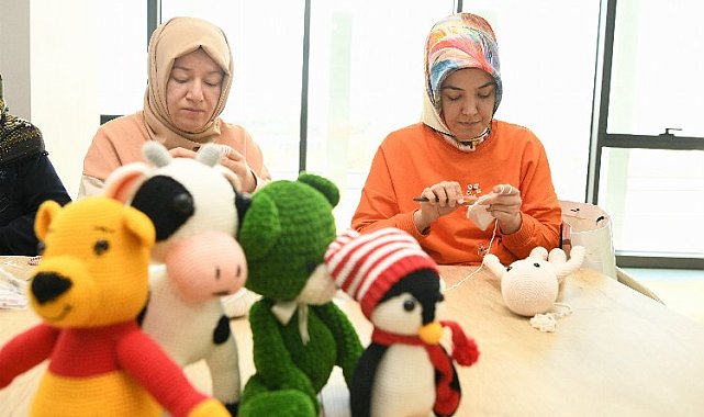 Çayırova depremzede çocuklar için örüyor