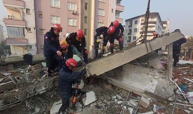 Depremin 4. gününde can kaybı 12 bin 873'e yükseldi