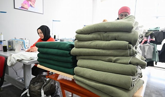 Depremzedeler için battaniye, eşofman üretiyorlar