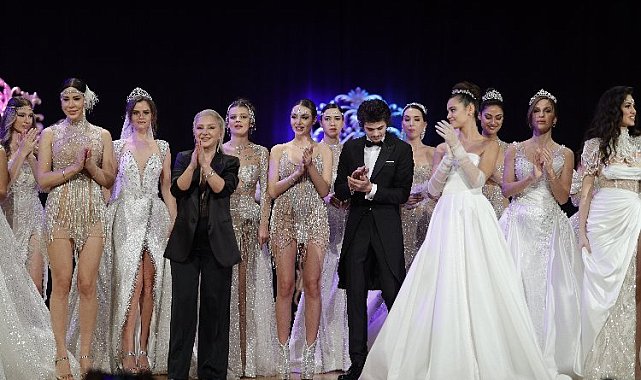 Dilek Özdemir'den muhteşem tiyatral defile