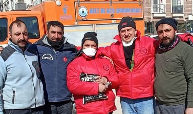 Enkazda bulduğu 411 bin lirayı sahibine teslim etti