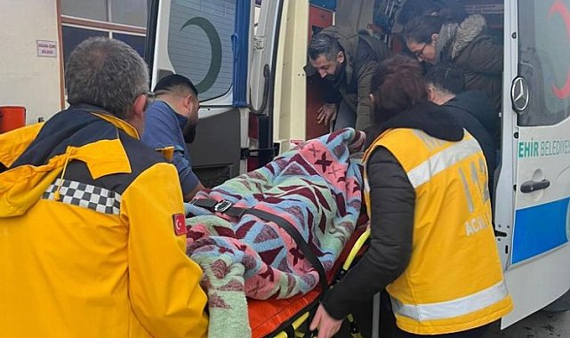 Enkazdan sağ çıkan vatandaşı Manisa ekibi hastaneye ulaştırdı
