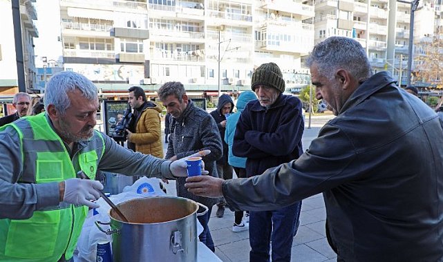 Giyim bankasına gelen depremzedelere sıcak çorba