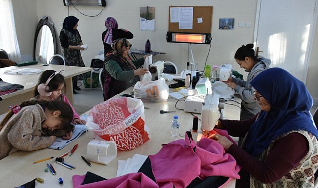 İstanbul Silivri'de kursiyerlerden depremzedelere kışlık kıyafet