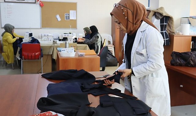 İZMEK'li kadınlar eşofman takımı üretiyor