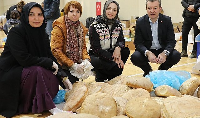 İzmir Bergama'da depremzedeler için ekmek pişiriyorlar