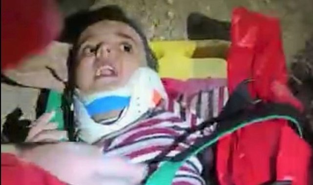 İzmir'in AKS ekipleri Hatay enkazında 3 kişiyi kurtardı