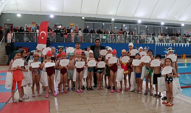 İzmit'te yüzme öğrenen minikler sertifikalandı