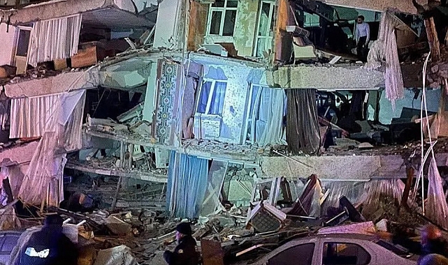 Türkiye'nin Yarısında 7.4 büyüklüğünde deprem