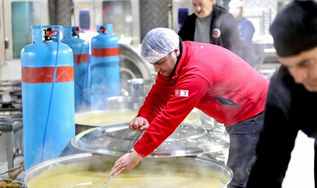 Kızılay'dan sıcak yemek ulaştırmaya devam