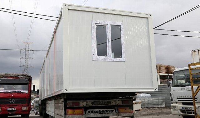Kocaeli, Sahra Hastanesi için konteynerleri Hatay'a gönderiyor