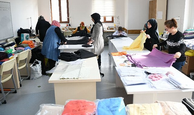 Kursiyerlerden depremzedelere battaniye ve eşofman takımı