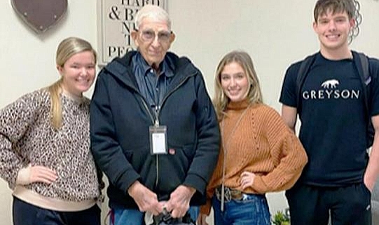 Liselilerin 80 Yaşındaki Hademe İçin Yaptığı Örnek Davranış