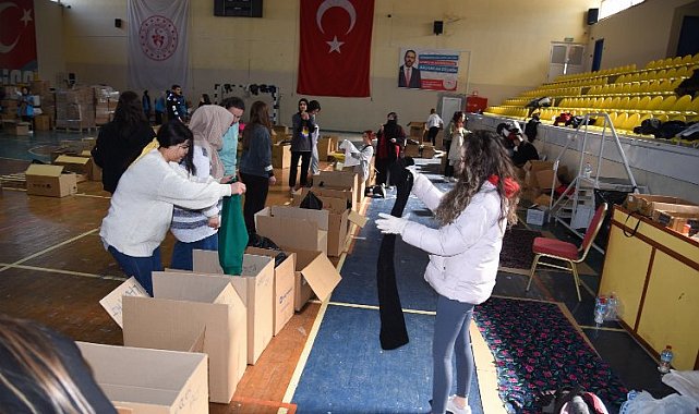 Manisa gençliği depremzedeler için tek yürek