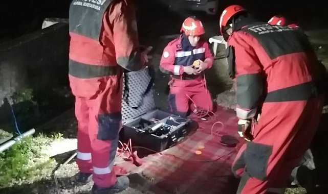 Muğlalı ekipler Hatay'da bir aileyi daha sağ çıkardı