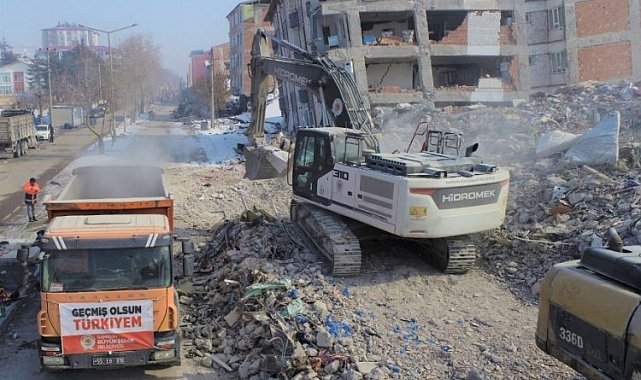Samsun iş makinaları enkazları kaldırıyor