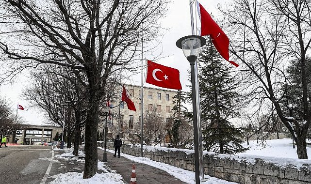 TBMM'de 'egemenliği' simgeleyen bayrak dışındaki tüm bayraklar yarıya indirildi