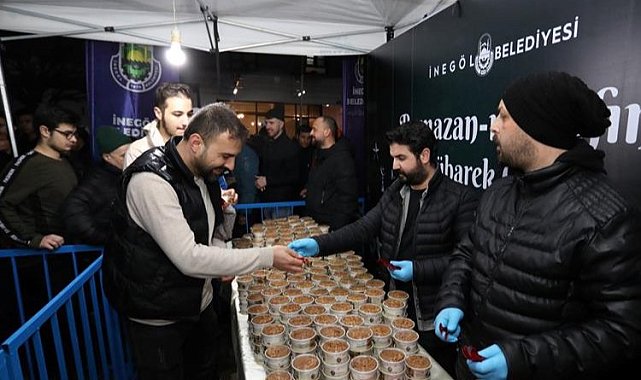 Bursa İnegöl'de ilk teravih, ilk ikramlar