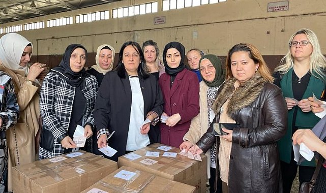 Bursalı 'AK Kadınlar'dan 550 koli mutfak seti