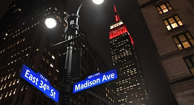 Empire State Binası Kırmızı Beyaz