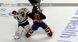 Fans go wild as minor league goalies exchange blows in massive fight