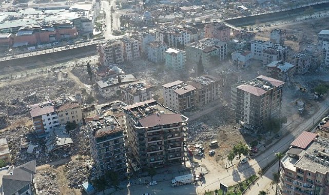 Hatay'da enkaz kaldırma sürüyor