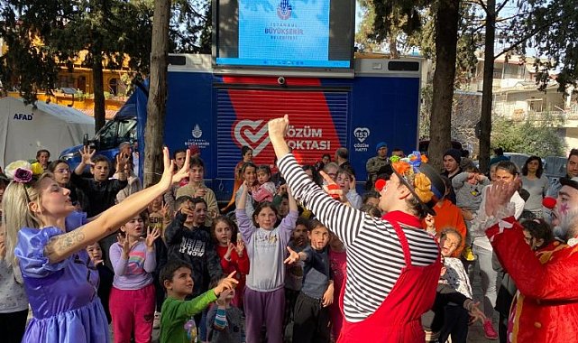 İzmitli gönüllü tiyatrocular Hatay'da minikleri eğlendiriyor