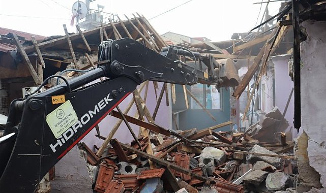 İzmit'te 1999'un ağır hasarlı binaları yıkılıyor