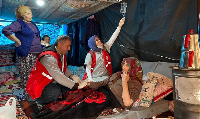 Kızılay ekipleri köy köy dolaşıp yaraları sarıyor