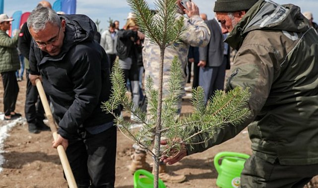 Kütahya'da fidanlar depremde hayatını kaybedenler anısına toprakla buluştu