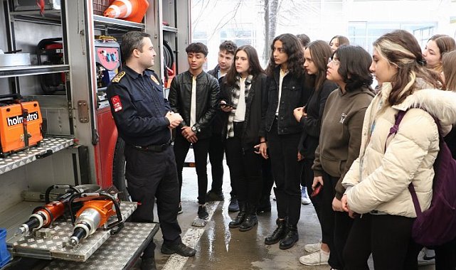 Manisa Lisesi öğrencilerinden Büyükşehir İtfaiyesi'ne ziyaret