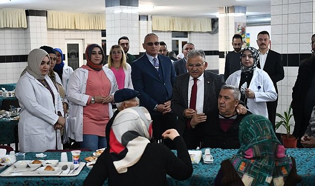 Memduh Büyükkılıç ulu çınarlarla iftarda buluştu