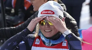 Mikaela Shiffrin sets all-time World Cup record with win No. 87
