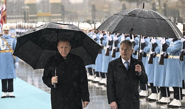 Niinistö'ye yağmur altında karşılama