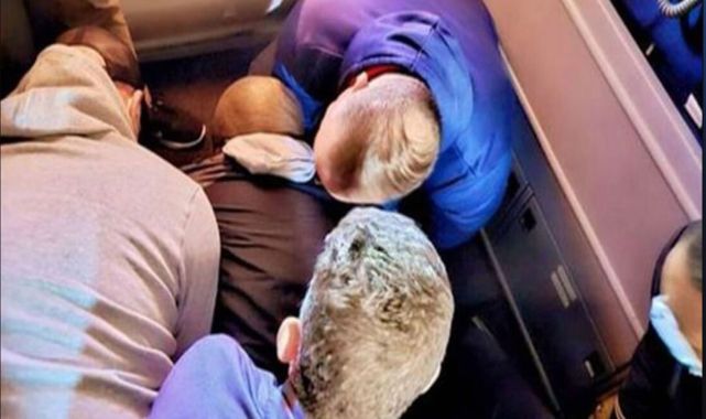 Passengers restrain man who tried to stab flight attendant