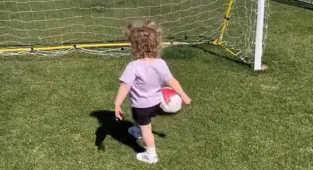 Patrick Mahomes' daughter Sterling shows off soccer skills 