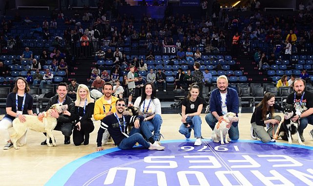 Anadolu Efes depremzede köpekleri ağırladı