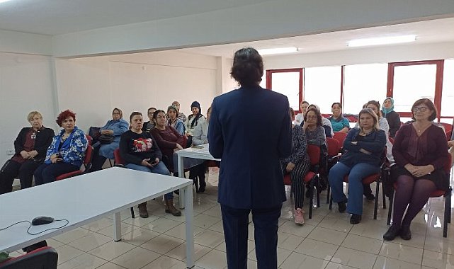 İzmir Konak'ın arka sokaklarındaki kadınlara 'madde bağımlılığı' eğitimi